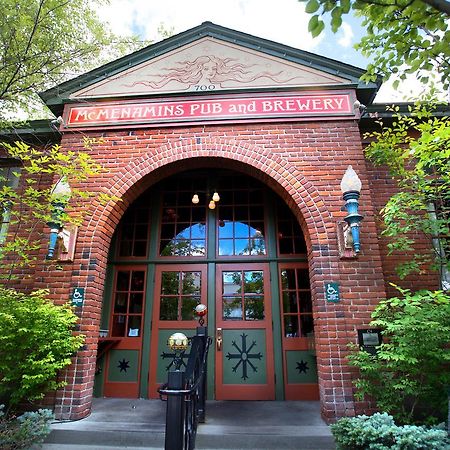 Mcmenamins Old St. Francis School Hotel Bend Exterior photo